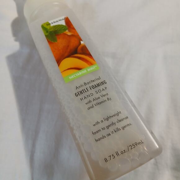 Bath & Body Works Nectarine Mint Anti-Bacterial Gentle Foaming Hand Soap NEW 8OZ - Picture 1 of 6